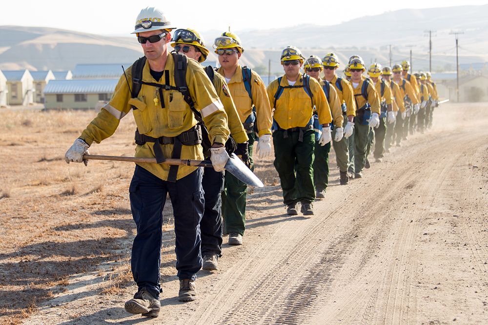 Handcrew walks in a line.