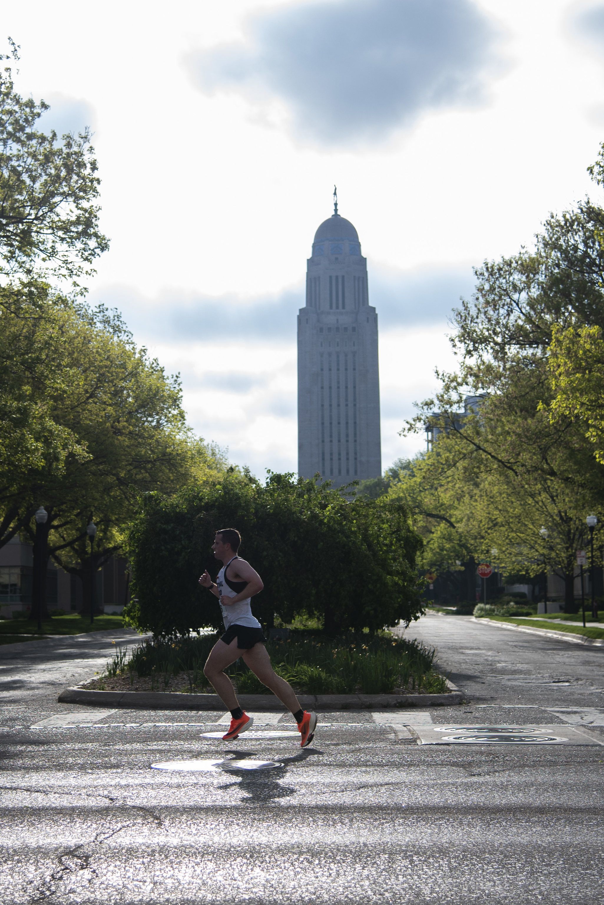 Photo of Cal Guard marathoner near Lincoln Capital.